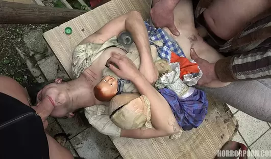 Шаромыги отец с сыном ебут маму с дочкой прямо в немытые пёзды
