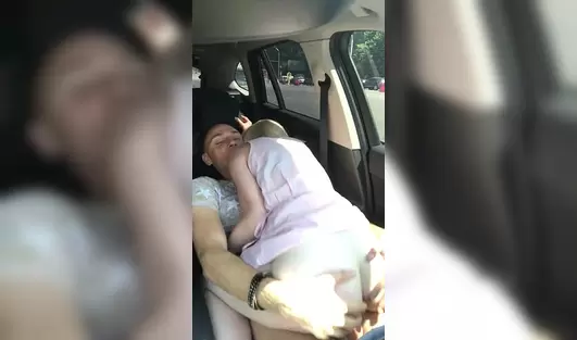 Лысый выеб свою шалаву прямо в тачке среди белого дня