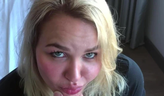 Подруга искала парня, а нашла мой хуй: быстро разогрел её пухлый рот перед свиданием